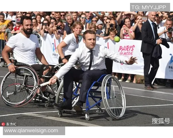 足球明星与萌娃亲密互动趣事：场上场下的温馨瞬间和笑料百出